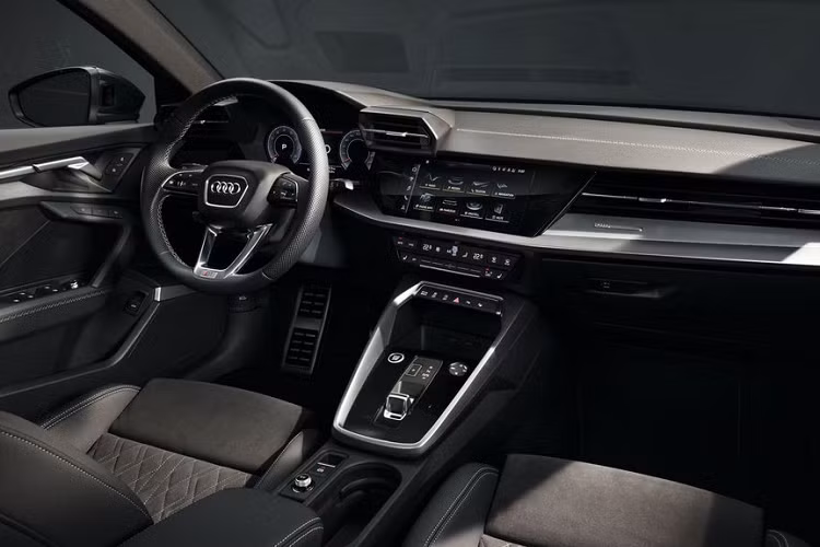 Bước vào bên trong, khoang nội thất trên xe dường như giống hệt phiên bản A3 Sportback với cụm đồng hồ điện tử 10,25-inch và một màn hình MMI cảm ứng đặt trung tâm kích thước 10,1-inch, được bố trí hướng về phía người lái.