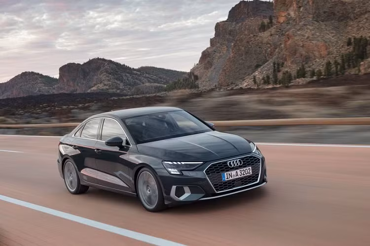 Khả năng kết nối trên xe cũng được nâng cấp đáng kể nếu so với thế hệ cũ, đặc biệt với hệ thống định vị MMI Navigation plus. Ngoài ra, danh sách các hệ thống hỗ trợ người lái bao gồm Cảm biến trước, hỗ trợ hành trình thích ứng, chế độ tối ưu hóa, cảnh báo va chạm khi mở cửa, cảnh báo phương tiện cắt ngang, …