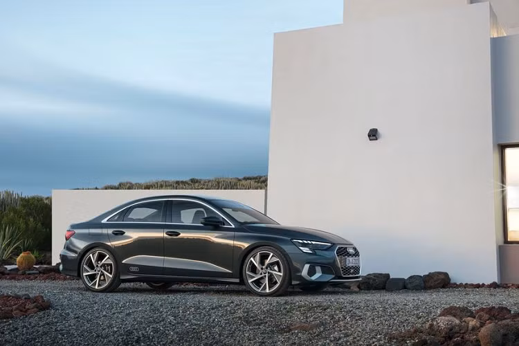 Về động cơ dầu, A3 sẽ sử dụng khối máy 2.0 lít TDI Turbo với lượng công suất tương đương, 148 mã. Đi kèm với phiên bản này là hộp số S tronic 7 cấp.