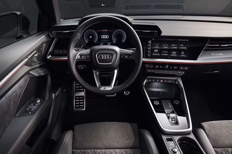 Về thiết kế ngoại thất, hai phiên bản Sedan và Sportback giống nhau tới 99%, ngoại trừ kiểu thiết kế đuôi. Theo nhà sản xuất công bố, A3 Sedan dài hơn người anh em Hatchback một khoảng 150 mm, mang tới ngoại hình có phần thanh lịch hơn đồng thời nâng cao tính khí động học.