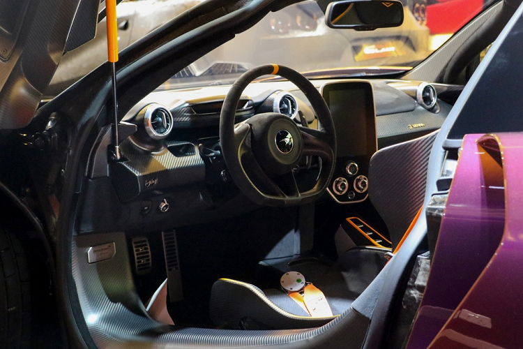 Bước vào khoang lái, Mclaren Senna lại một lần nữa khiến người ta bất ngờ về thiết kế của nó. Không phải vì nó lại “xấu” như ngoại hình mà vì nó quá tối giản. Những trang bị cần thiết đều đã được trang bị, chỉ có một loại ghế ngồi là ghế đua sợi carbon, cố định với những miếng đệm nhỏ. 