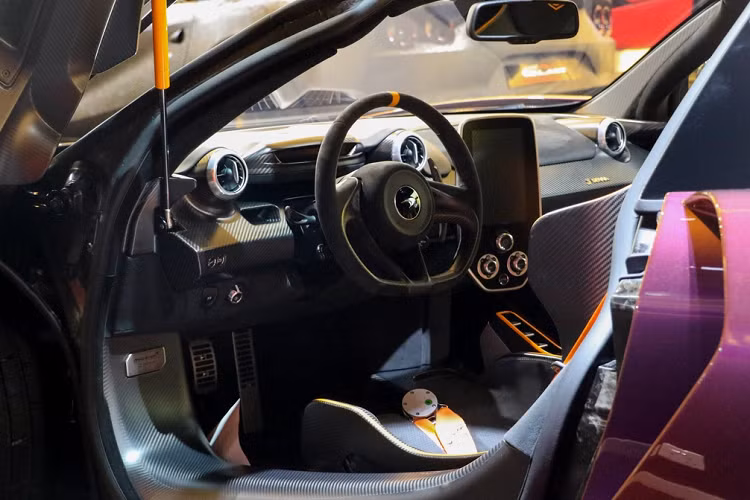 Bước vào khoang lái, Mclaren Senna lại một lần nữa khiến người ta bất ngờ về thiết kế của nó. Không phải vì nó lại “xấu” như ngoại hình mà vì nó quá tối giản. Những trang bị cần thiết đều đã được trang bị, chỉ có một loại ghế ngồi là ghế đua sợi carbon, cố định với những miếng đệm nhỏ. 