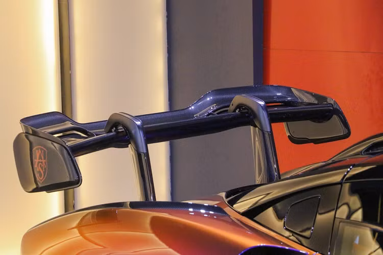 Với việc được làm hoàn toàn bằng sợi carbon ở phần thân xe và khung xương Monocoque III bên trong, đi cùng nhiều loại vật liệu nhẹ khác, trọng lượng của xe chỉ ở mức 1.198 kg. Cánh gió phía sau được làm hoàn toàn bằng sợi carbon, điều chỉnh được nhiều chế độ thông qua hệ thống thủy lực. Cánh gió cỡ lớn này có thể tạo ra đến 800 kg lực ép, tức gần bằng trọng lượng của xe ở tốc độ 255 km/h. 