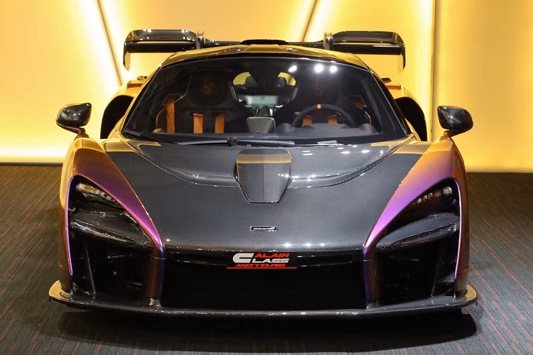 Là một trong chỉ 500 chiếc Mclaren Senna được sản xuất, chiếc Mclaren Senna chuẩn bị cập bến Việt Nam còn được cá nhân hóa đặc biệt bởi bộ phận chuyên đảm trách việc tạo ra những chiếc đặc biệt – MSO (Mclaren Special Operation) của hãng siêu xe đến từ Anh Quốc. Với việc chiếc được can thiệp bởi MSO, khách hàng sẽ có thể sở hữu những tùy chọn, những cách phối màu khiến chiếc xe trở nên khác biệt so với 499 chiếc Mclaren Senna còn lại trên thế giới.
