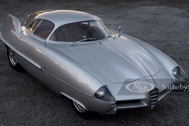 Cuối cùng là B.A.T. 9d ra mắt tại Triển lãm Ô tô Turin trong năm 1955. Thương hiệu Alfa Romeo muốn mẫu xe concept mới nhất khi đó của họ trở nên thực tiễn hơn để sử dụng trên đường phố, vậy nên Scaglione đã thu nhỏ kích thước phần vây phía sau và lắp đặt một lưới tản nhiệt phía trước đúng đặc trưng của Alfa Romeo.