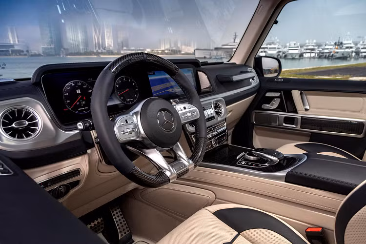 Theo những hình ảnh được hãng cung cấp, chiếc SUV G63 và chiếc thuyền Tirranna 59 đã được phát triển cùng nhau, chia sẻ các chi tiết như màu ngoại thất đều được lựa chọn màu đen bóng hầm hố kết hợp những đường màu với họa tiết màu vàng.