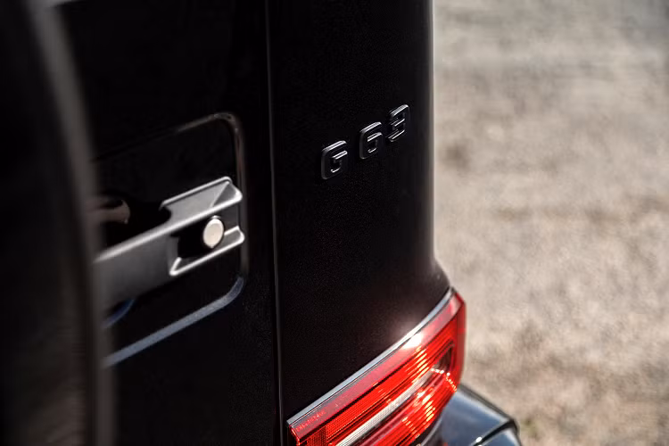 Trong khi đó, chiếc Mercedes-AMG G63 đặc biệt này không có thay đổi gì về động cơ cũng như hiệu suất. G63 đã là một trong những chiếc SUV gây được sức hút nhất trên thế giới, nó còn trở nên hấp dẫn hơn khi chiếc xe được trang bị một số các thay đổi nổi bật như bánh xe hợp kim rèn 22 inch với các điểm nhấn màu vàng nổi bật.