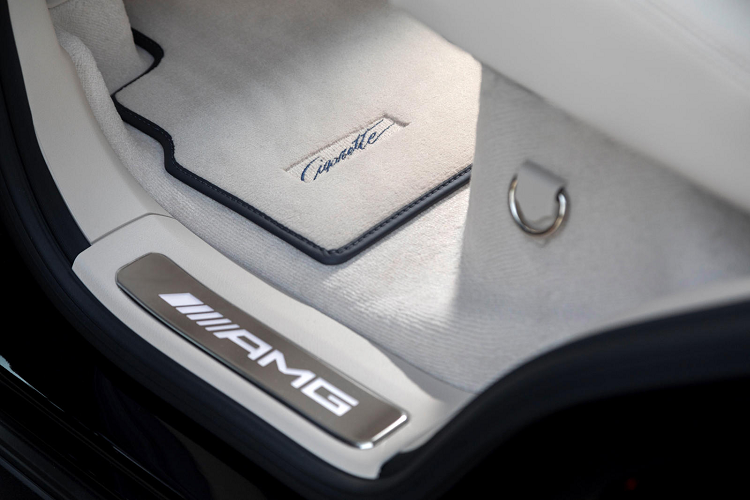 Tobias Moers, Chủ tịch Hội đồng quản trị của Mercedes-AMG GmbH cho biết:”Từ năm 2007, chúng tôi đã chia sẻ niềm đam mê biểu diễn của mình với Cigarette Racing”. Ngoài ra, ông cho biết thêm:”Lần đầu tiên, chúng tôi theo một phương pháp thiết kế toàn diện cho cả hai – xe hơi và chiếc ca nô cao tốc”.