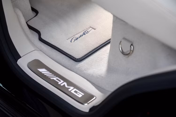 Tobias Moers, Chủ tịch Hội đồng quản trị của Mercedes-AMG GmbH cho biết:”Từ năm 2007, chúng tôi đã chia sẻ niềm đam mê biểu diễn của mình với Cigarette Racing”. Ngoài ra, ông cho biết thêm:”Lần đầu tiên, chúng tôi theo một phương pháp thiết kế toàn diện cho cả hai – xe hơi và chiếc ca nô cao tốc”.