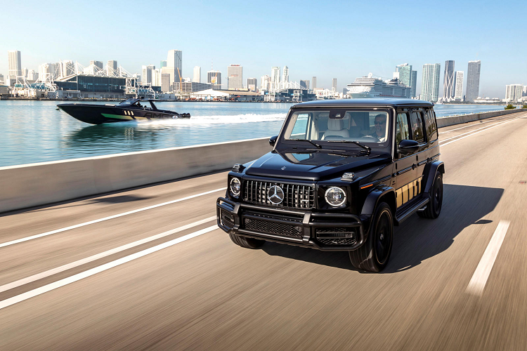 Việc kết hợp giữa chiếc Mercedes-AMG và thương hiệu thuyền Cigarette là một thành công hấp dẫn lạ thường. “Mercedes-AMG là viết tắt của Performance Luxury,” Gorden Wagener, Giám đốc thiết kế Daimler AG cho biết. “Phiên bản Tirranna AMG là sự chuyển giao hoàn hảo cho một chiếc thuyền.”