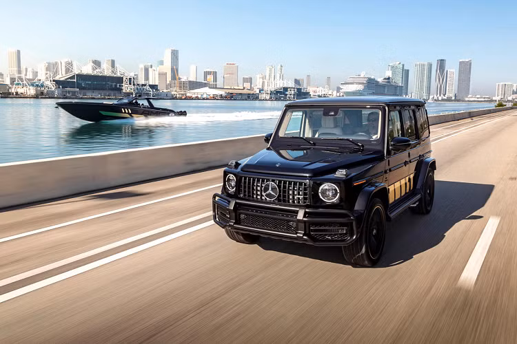 Việc kết hợp giữa chiếc Mercedes-AMG và thương hiệu thuyền Cigarette là một thành công hấp dẫn lạ thường. “Mercedes-AMG là viết tắt của Performance Luxury,” Gorden Wagener, Giám đốc thiết kế Daimler AG cho biết. “Phiên bản Tirranna AMG là sự chuyển giao hoàn hảo cho một chiếc thuyền.”