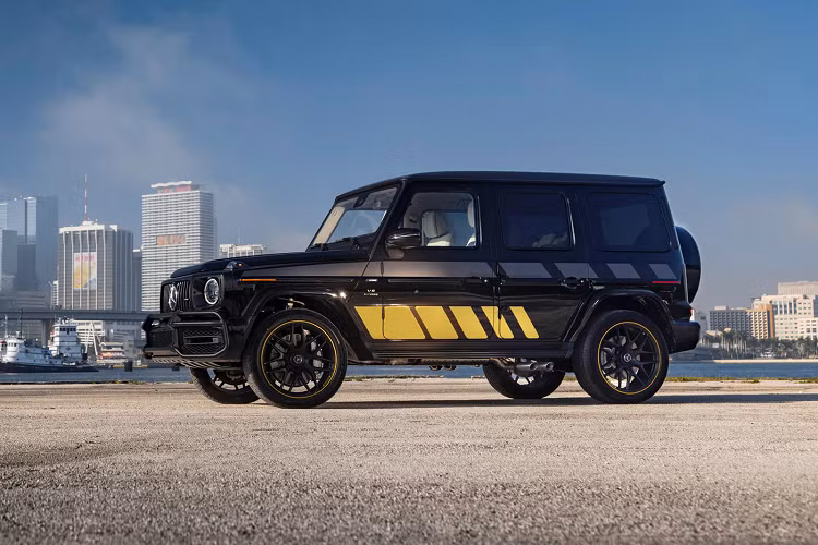 Cả G63 và ca nô Tirranna đều được trang bị khoang nội thất đầy hiện đại và sang trọng. Phần nội thất này được các nhà thiết kế lựa chọn màu be, nâu và màu xanh đậm. Chiếc siêu xe SUV này được bọc da Nappa, thảm sàn đặc biệt và phần nội thất xe còn được trang bị một số chi tiết bằng carbon như phần vô lăng của chiếc xe.