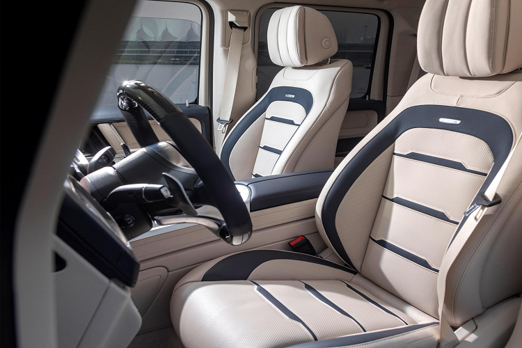 Tirranna AMG Edition sử dụng thêm sáu động cơ ngoài động cơ V8 tăng áp 4,6 lít, sản sinh công suất 2,700 mã lực. Những động cơ 450R của Mercury Racing này đảm bảo cho chiếc ca nô có thể duy trì tốc độ tối đa khoảng 129km/h và có sức chứa lên tới 26 người trên tàu.