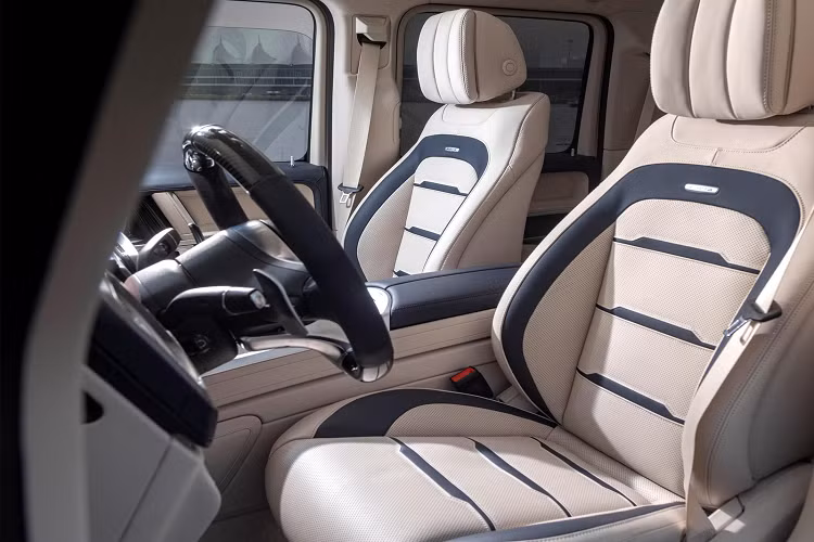 Tirranna AMG Edition sử dụng thêm sáu động cơ ngoài động cơ V8 tăng áp 4,6 lít, sản sinh công suất 2,700 mã lực. Những động cơ 450R của Mercury Racing này đảm bảo cho chiếc ca nô có thể duy trì tốc độ tối đa khoảng 129km/h và có sức chứa lên tới 26 người trên tàu.