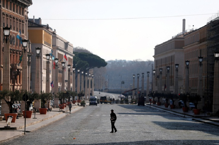 Nguoi dan ong nhiem virus vi di ngoai tinh, ca thi tran phai cach ly