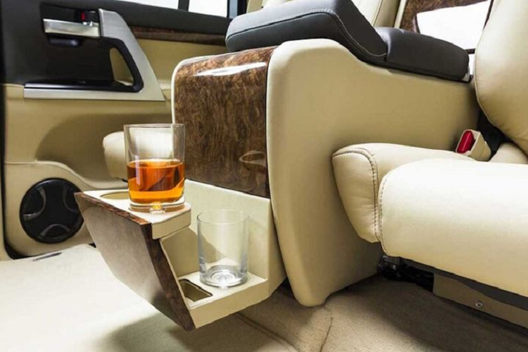 Bên cạnh việc được kéo dài trục cơ sở thêm 500mm, Toyota Land Cruiser Limousine cũng sở hữu khả năng phòng thủ và bảo vệ chủ nhân đầy ấn tượng. Theo nhà sản xuất, khách hàng có thể lựa 2 gói bảo vệ bao gồm B6 và B7. Cả hai gói đều được trang bị lớp thép xuyên giáp bao bọc ở ngoài xe, kính chống đạn cực dầy, lốp xe chuyên dụng, gầm xe gia cường có thể chống chịu các vụ tấn công từ phía dưới sàn xe...