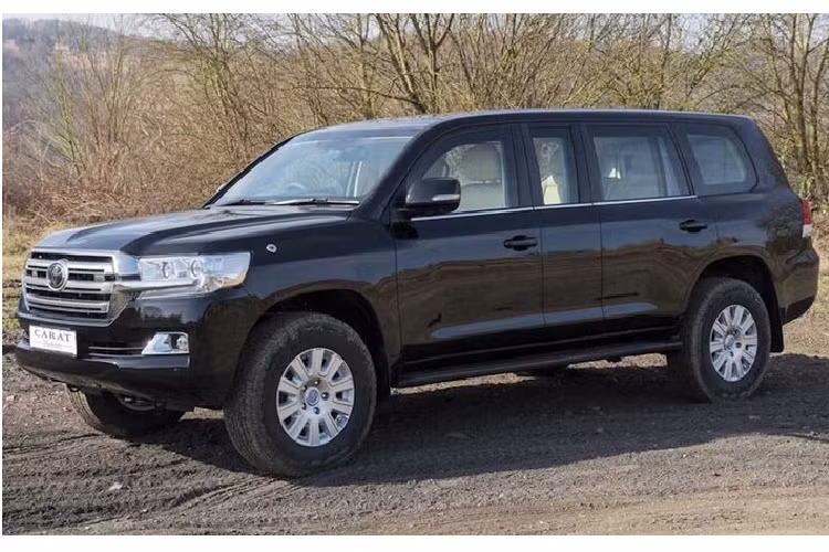 Về ngoại hình, khác với những chiếc xe bọc thép tới từ phương tây, Toyota Land Cruiser chống đạn này mang tới cái nhìn có phần điều đạm và đơn giản hơn rất nhiều. Mọi đường nét thiết kế nguyên bản trên xe đều được nhà độ Carat Duchatelet giữ gìn nguyên vẹn. Theo một số trang tin quốc tế, mẫu SUV bọc thép này sẽ phù hợp với những đối tượng khách hàng giàu có nhưng không thích vẻ ngoài quá nổi bật hay lộng lẫy hoặc giới chính trị gia.