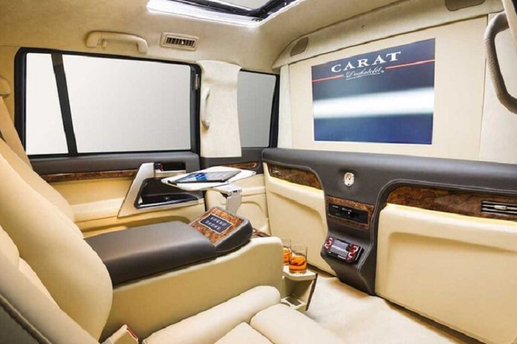 Với việc tăng thêm 500mm chiều dài cơ sở, chiếc Toyota Land Cruiser Limousine vốn được phát triển trên cơ sở mẫu Land Cruiser 200 VX giờ đây mang tới cho chủ nhân một không gian cabin thực sự rộng rãi và thoải mái với cấu hình chỉ 4 ghế ngồi. Cũng trong khoang nội thất, các kỹ sư của nhà độ Carat Duchatelet còn trang bị rất nhiều tiện ích giải trí cao cấp cho chủ nhân của xe như ghế bọc da, ốp gỗ tự nhiên trang trí, đèn viền nội thất, da lộn ở trần xe, ...