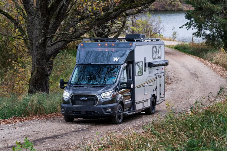 Được phát triển dựa trên mẫu xe van của Ford, nhà di động Winnebago Ekko được trang bị động cơ EcoBoost V6 dung tích 3.5L công suất 310 mã lực và mô-men xoắn 542 Nm, kết hợp với hộp số tự động 10 cấp và hệ dẫn động 4 bánh.
