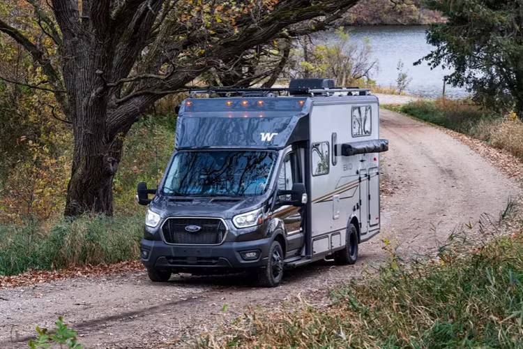 Được phát triển dựa trên mẫu xe van của Ford, nhà di động Winnebago Ekko được trang bị động cơ EcoBoost V6 dung tích 3.5L công suất 310 mã lực và mô-men xoắn 542 Nm, kết hợp với hộp số tự động 10 cấp và hệ dẫn động 4 bánh.