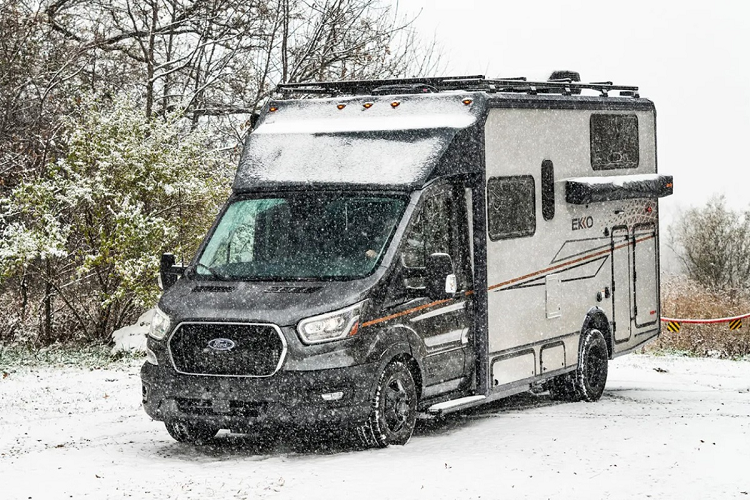 Phương tiện này được trang bị đầy đủ các tính năng an toàn chủ động, bao gồm cảnh báo va chạm phía trước, phanh khẩn cấp tự động, hỗ trợ giữ làn đường, hỗ trợ cảnh báo điểm mù và màn hình cảnh báo người lái