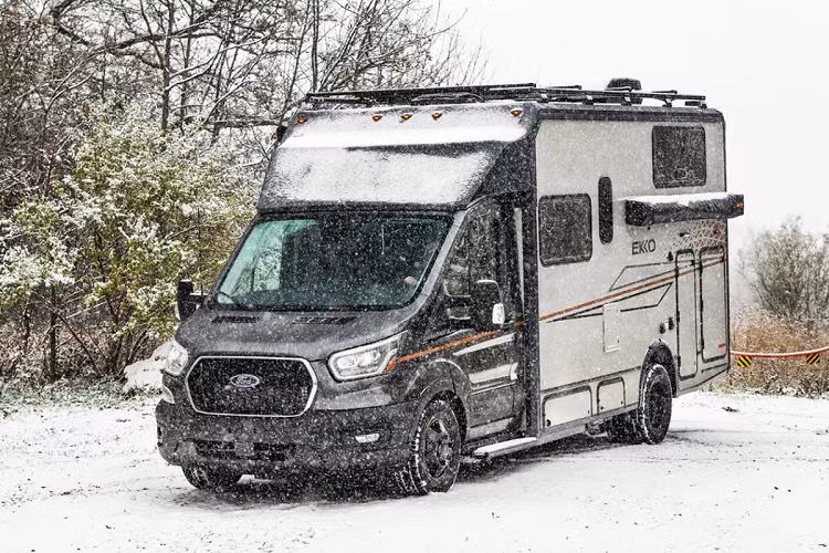 Phương tiện này được trang bị đầy đủ các tính năng an toàn chủ động, bao gồm cảnh báo va chạm phía trước, phanh khẩn cấp tự động, hỗ trợ giữ làn đường, hỗ trợ cảnh báo điểm mù và màn hình cảnh báo người lái