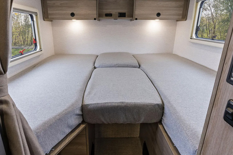 Cabin của mẫu nhà di động Ford Transit được chia thành nhiều khu vực, bao gồm phòng tắm với bồn rửa, nhà vệ sinh với vòi sen có nước nóng. Tủ lạnh cũng là trang bị cần thiết cho nhà bếp. Giường ngủ sẽ được giấu đi và khi cần thiết, giường có thể cung cấp chỗ ngủ cho 2-4 người. 