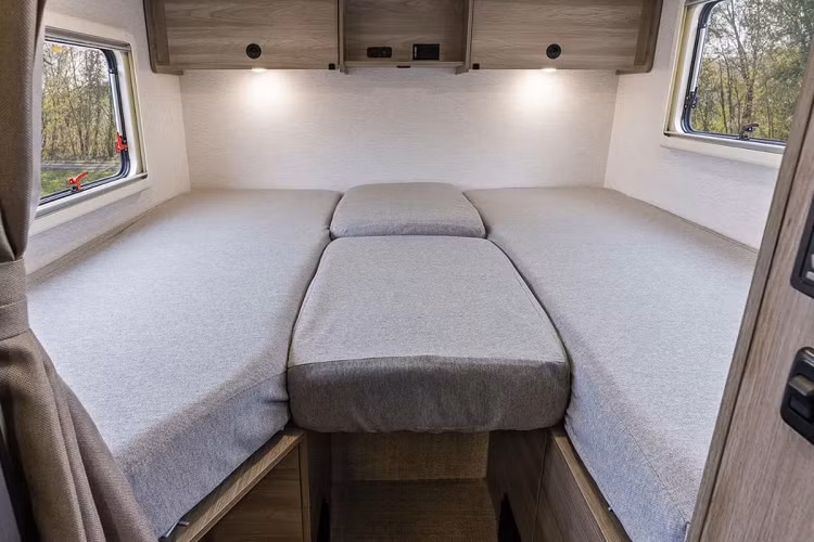 Cabin của mẫu nhà di động Ford Transit được chia thành nhiều khu vực, bao gồm phòng tắm với bồn rửa, nhà vệ sinh với vòi sen có nước nóng. Tủ lạnh cũng là trang bị cần thiết cho nhà bếp. Giường ngủ sẽ được giấu đi và khi cần thiết, giường có thể cung cấp chỗ ngủ cho 2-4 người. 