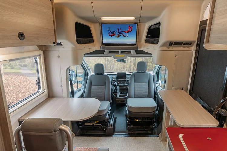 Nhìn từ bên ngoài, chiếc xe không quá cồng kềnh như một số mẫu nhà di động khác nhưng không gian bên trong được thiết kế thông minh để cung cấp đầy đủ tiện nghi.