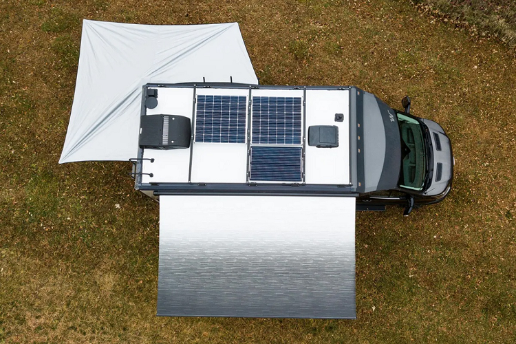 Trên mái nhà là hệ thống 3 tấm pin năng lượng Mặt Trời có khả năng tạo ra 455 watt điện, được lưu trữ trong bộ pin lithium-ion có thể sạc lại bởi động cơ. Phía sau xe còn có khoảng trống để chứa vừa một chiếc xe đạp.