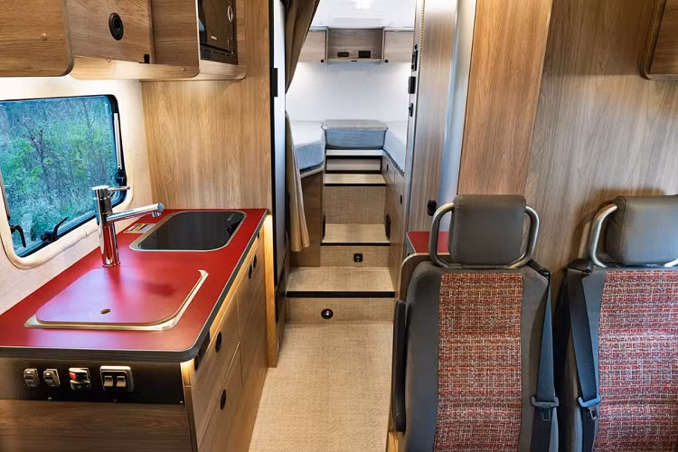 Winnebago đã sử dụng nhiều loại vật liệu phù hợp dành cho mái nhà, vách tường và sàn, giúp bảo vệ ngôi nhà trước những điều kiện thời tiết khác nhau. Bên trong xe còn bố trí cả bể chứa nước sinh hoạt, hệ thống sưởi và kính 2 lớp.