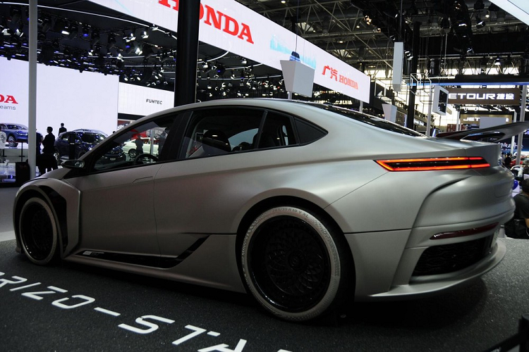 Tay nắm cửa xe cũng đã được tích hợp vào luôn thân vỏ, tạo nên một dáng vẻ trơn mượt xuyên suốt. Thay vì cấu hình 4 cửa như xe gốc, Chery Arrizo Star giờ đây chỉ có 2 cửa, cho dù cột B và cửa sổ phía sau vẫn ở nguyên vị trí cũ. Kết lại những chi tiết đổi mới là hai dải đèn hậu LED mỏng, và một cánh gió lớn trên cửa cốp.