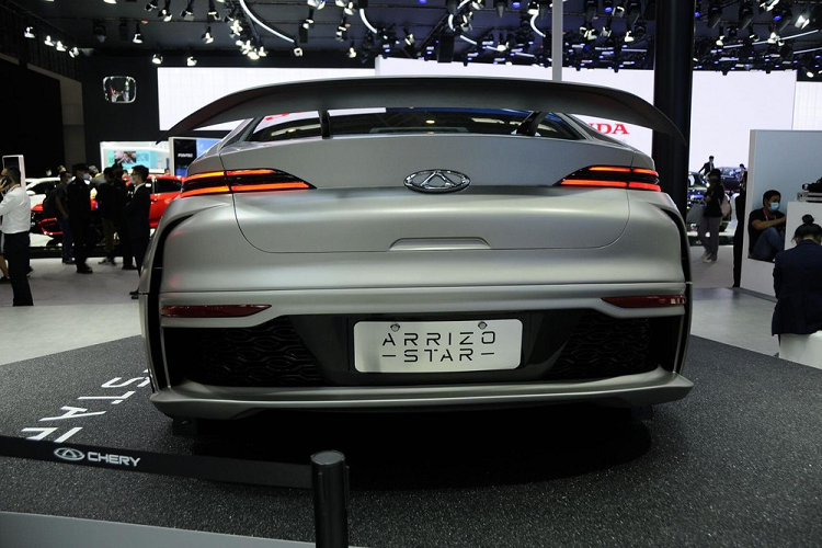 Phía đuôi xe cũng rất bắt mắt với hốc gió lớn tương xứng đầu xe, dải đèn hậu LED mỏng, và một cán gió rất lớn ở trên cửa cốp. Chery giới thiệu Arrizo Star với vai trò trình diễn những tùy chọn cá nhân hóa hấp dẫn được cung cấp bởi họ, và không rõ là có kế hoạch đưa nó vào sản xuất thương mại hay không. Hơn nữa, thương hiệu này cũng không đề cập chi tiết tới hệ truyền động của mẫu concept, do vậy khả năng là nó vẫn lắp đặt động cơ giống như ở Arrizo GX.