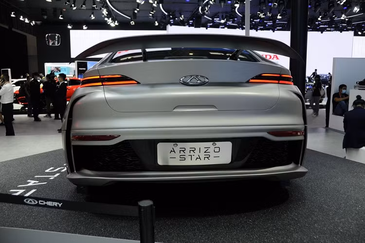 Phía đuôi xe cũng rất bắt mắt với hốc gió lớn tương xứng đầu xe, dải đèn hậu LED mỏng, và một cán gió rất lớn ở trên cửa cốp. Chery giới thiệu Arrizo Star với vai trò trình diễn những tùy chọn cá nhân hóa hấp dẫn được cung cấp bởi họ, và không rõ là có kế hoạch đưa nó vào sản xuất thương mại hay không. Hơn nữa, thương hiệu này cũng không đề cập chi tiết tới hệ truyền động của mẫu concept, do vậy khả năng là nó vẫn lắp đặt động cơ giống như ở Arrizo GX.