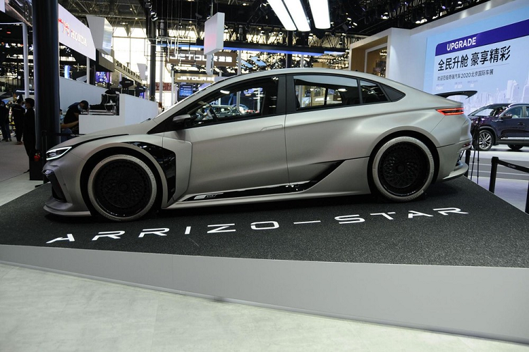 Phần đầu xe trông hết sức ấn tượng khi có trang bị hai cụm đèn pha phong cách tương lai với một thanh đèn LED chạy dài và logo phát sáng ở vị trí trung tâm. Đồng thời, đầu xe còn có sự hiện diện của những hốc hút gió khổng lồ và một bộ chẻ gió sắc cạnh nằm sát dưới đất.