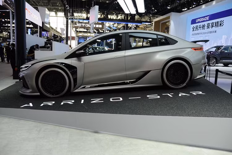 Phần đầu xe trông hết sức ấn tượng khi có trang bị hai cụm đèn pha phong cách tương lai với một thanh đèn LED chạy dài và logo phát sáng ở vị trí trung tâm. Đồng thời, đầu xe còn có sự hiện diện của những hốc hút gió khổng lồ và một bộ chẻ gió sắc cạnh nằm sát dưới đất.