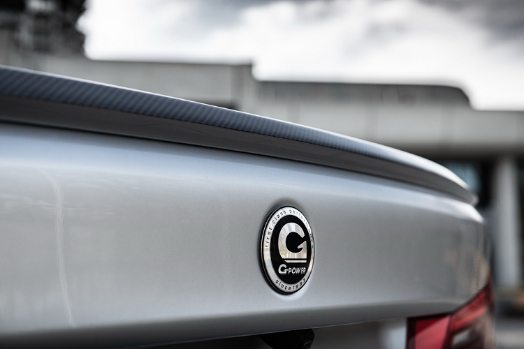 Những điểm giúp nhận diện chiếc G5M Hurricane RR gồm có logo G-Power ở đầu xe, đuôi xe và chụp mâm, bộ hướng gió gầm phía trước và cánh lướt gió sau làm từ sợi carbon.