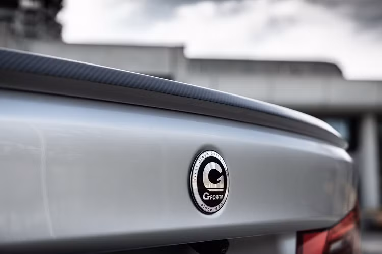 Những điểm giúp nhận diện chiếc G5M Hurricane RR gồm có logo G-Power ở đầu xe, đuôi xe và chụp mâm, bộ hướng gió gầm phía trước và cánh lướt gió sau làm từ sợi carbon.