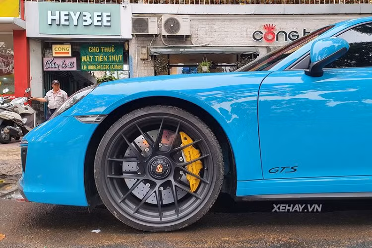 Porsche 911 Carrera GTS có kích thước DxRxC lần lượt là 4.528 x 1.852 x 1.284 mm, trục cơ sở dài 2.450 mm. Porsche 911 Carrera GTS được trang bị bộ mâm đa chấu sơn đen mờ với khoá trục bánh trung tâm kiểu xe đua.