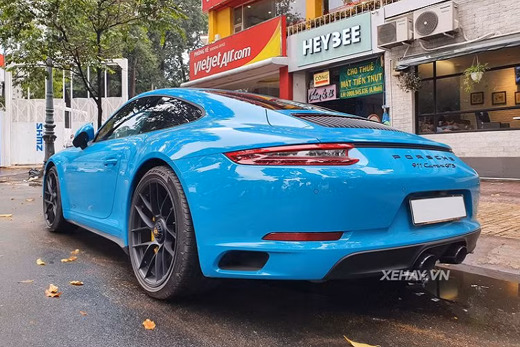 Một số tinh chỉnh có thể dễ dàng nhận ra trên phiên bản 2017 như cụm đèn pha, đèn hậu, các thanh cản va, lỗ hút khí mới và riêng chiếc xe này còn được trang bị bộ vành đa chấu, kích thước 20 inch được sơn đen mờ, ẩn bên dưới là cùm phanh màu vàng.