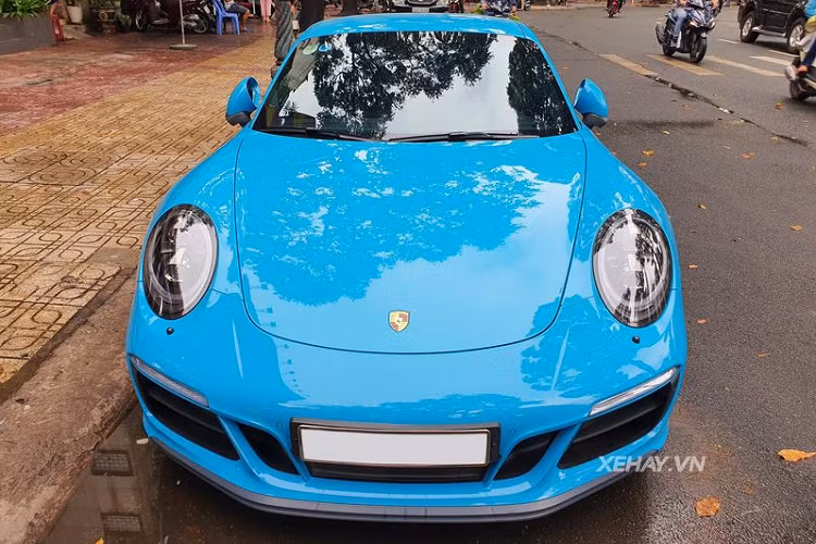 Sức mạnh của Porsche 911 Carrera GTS tại Việt Nam đến từ khối động cơ 3.8 lít 6 xi-lanh sản sinh 424 mã lực và 440Nm mô-men xoắn cực đại, ghép nối với hộp số ly hợp kép 7 cấp. Xe có thể chạy nước rút từ 0 - 100 km/h chỉ trong 5 giây, trước khi cán tới vận tốc tối đa 310 km/h.