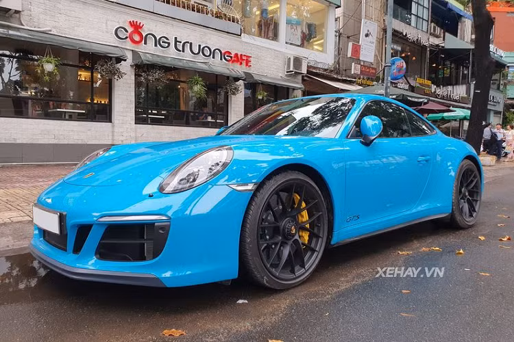 Đi kèm với đó là bộ lốp hàng hiệu Pirelli P Zero cùng phanh gốm tổng hợp PCCB của Porsche