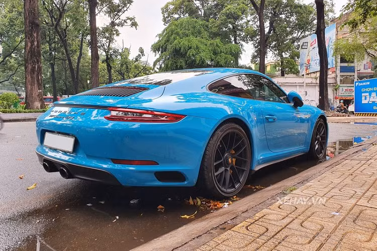 Một số thay đổi đáng chú ý khác của Porsche 911 Carrera GTS 2017 là các khe hút gió phía sau được đặt theo chiều dọc thay vì chiều ngang như cũ, cùng với các ống xả kép dồn về trung tâm cản sau thay vì tản ra hai đầu. Giá xe Porsche 911 Carrera GTS chính hãng khi ra mắt vào năm 2017 lên đến hơn 8 tỷ đồng.