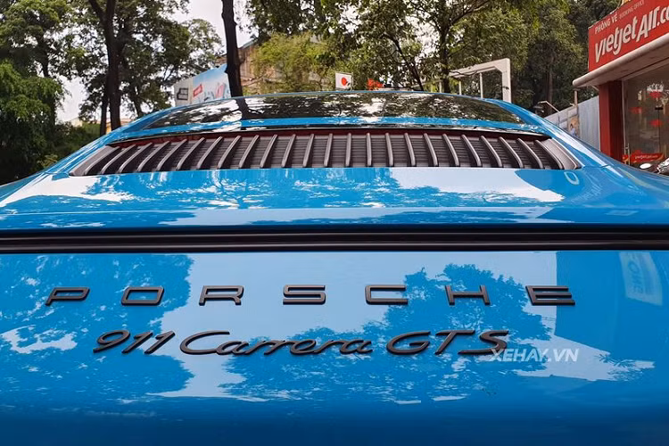 Về thiết kế tổng thể, 911 Carrera GTS không mang quá nhiều khác biệt nhiều so với phiên bản tiền nhiệm. Chiếc xe thể thao tới từ nước Đức vẫn sở hữu sức hút đặc biệt với những đường nét trẻ trung, quyến rũ, tổng thể hút mắt.