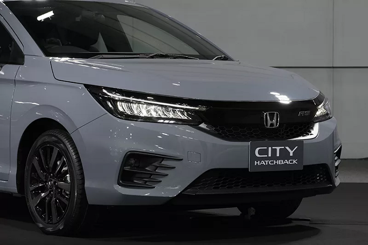 Honda City Hatchback được phát triển dựa trên biến thể Honda City sedan thế hệ mới. Do đó, phiên bản hatchback cũng được đánh giá cao về tính thẩm mỹ không khác bản sedan. Xe nổi bật với cụm đèn pha LED, đèn hậu LED, ăng-ten vây cá mập, la-zăng hợp kim 16 inch.