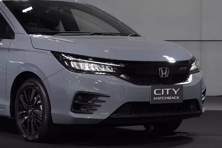 Honda City Hatchback được phát triển dựa trên biến thể Honda City sedan thế hệ mới. Do đó, phiên bản hatchback cũng được đánh giá cao về tính thẩm mỹ không khác bản sedan. Xe nổi bật với cụm đèn pha LED, đèn hậu LED, ăng-ten vây cá mập, la-zăng hợp kim 16 inch.