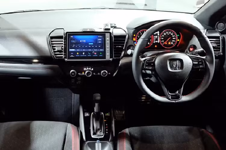 Nội thất City hatchback 2021 không khác biệt so với City sedan, bản RS đi kèm với: vô lăng 3 chấu điều chỉnh theo 4 hướng, bọc da đen với đường chỉ khâu màu đỏ, tích hợp điều khiển hành trình (Cruise Control) và lẫy chuyển số (Paddle Shift). Xe trang bị màn hình cảm ứng 8 inch hỗ trợ kết nối Apple CarPlay, Bluetooth, 8 loa, camera lùi hiển thị đa góc.