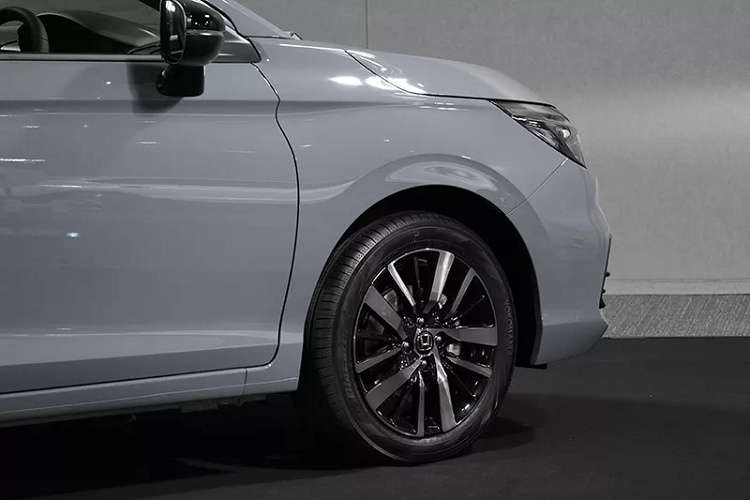 Phiên bản hatchback turbo trong bài còn sở hữu dàn ghế kết hợp da đen và vải đỏ tạo hiệu ứng thể thao.