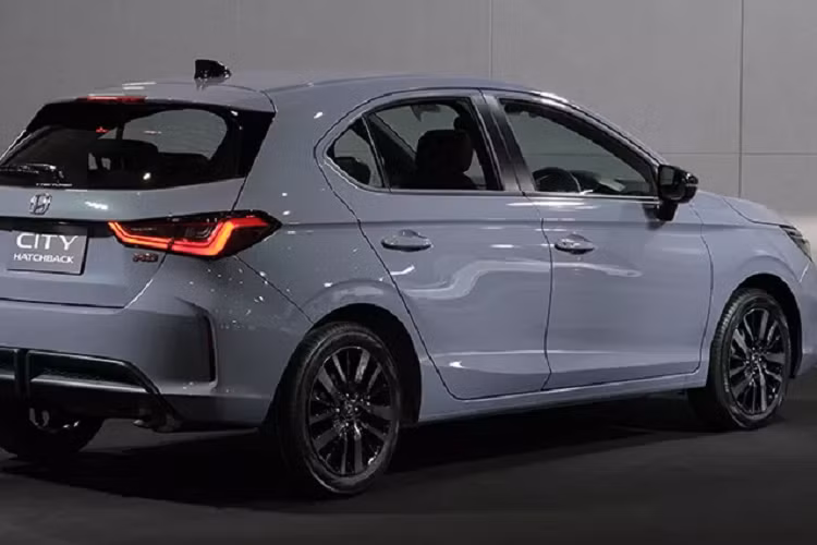 Honda City hatchback 2021 mới sử dụng động cơ 3 xy lanh dung tích 1.0L tăng áp DOHC mới nhằm thay thế cho động cơ 4 xy lanh dung tích 1.5L hút khí tự nhiên cũ. Động cơ 1.0L turbo này chia sẻ trực tiếp với biến thể sedan, xe sử dụng kết hợp với hệ dẫn động cầu trước (FWD) đi kèm với hộp số tự động vô cấp (CVT) giả lập 7 cấp.