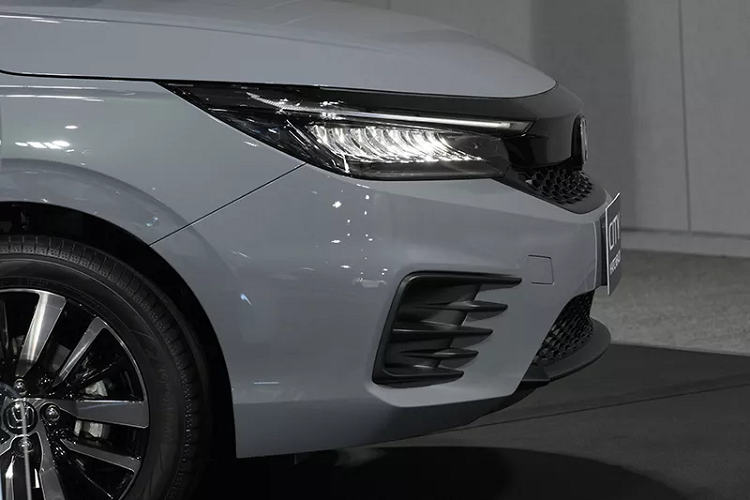Đi cùng với những màu sơn mới, trong đó là màu Xám “Meteoroid Grey Metallic” mới, vốn đã được Honda Thái Lan dùng trên Civic hatchback RS trước đó.